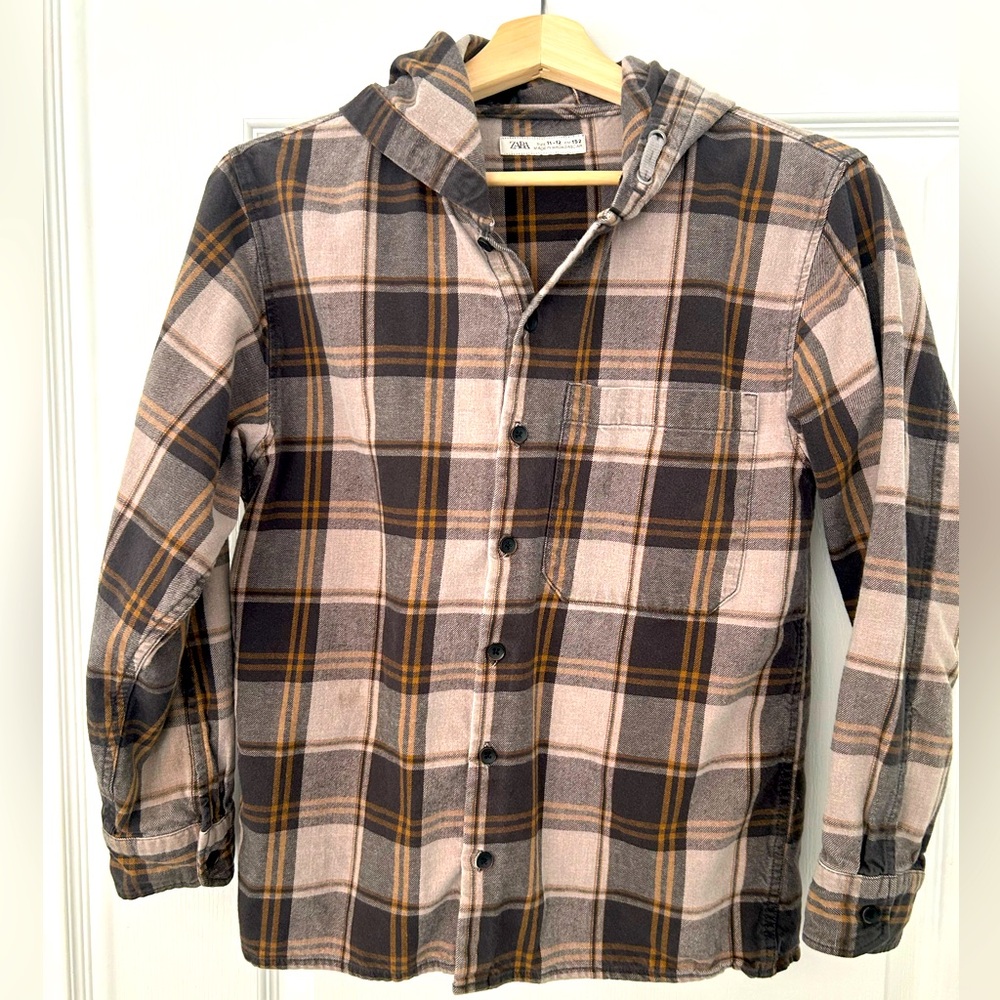 Boys Zara Hoodes Plaid button-down
EUC
Size 11-12